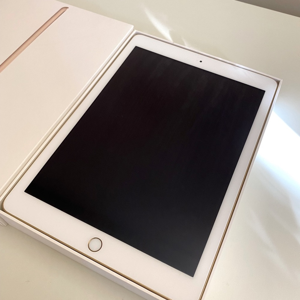 Apple iPad 5th Generation 32GB Gold